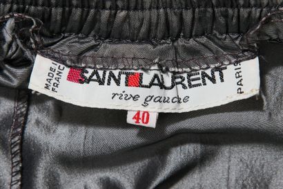 Yves Saint LAURENT Un ensemble en taffetas argenté Yves Saint Laurent, années 1980,...