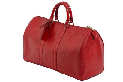 LOUIS VUITTON Un sac Keepall Louis Vuitton en cuir Epi rouge cerise, moderne

A Louis...