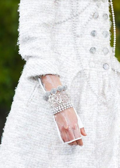 CHANEL Une parure Chanel ornée de cristaux Swarovski, printemps-été 2018,

A Chanel...