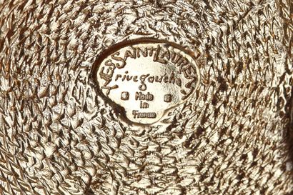 YSL Une ceinture en métal doré Yves Saint Laurent, fin des années 1980 
An Yves Saint...
