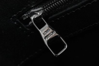 LOUIS VUITTON Un sac Louis Vuitton Capucine en cuir noir, moderne,

A Louis Vuitton...