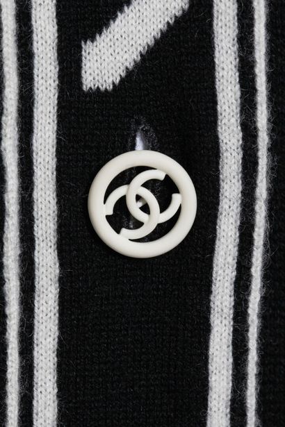 CHANEL Un cardigan Chanel en cachemire, 2000s

A Chanel cashmere cardigan, 2000s

labelled,...