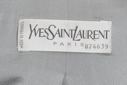 Yves Saint LAURENT Un costume de laine grise Yves Saint Laurent, circa 2001,

An...