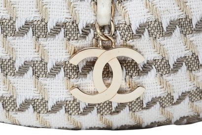 CHANEL Un sac à main Chanel en tweed ivoire et doré, 2004-2005,

A Chanel ivory and...