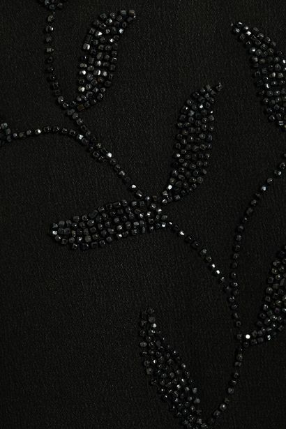 N/A Un manteau du soir en crêpe noir perlé, années 1920,

A beaded black crêpe evening...