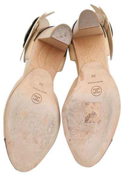 CHANEL Une paire de chaussures bicolores Chanel, moderne. 
A pair of Chanel two-tone...