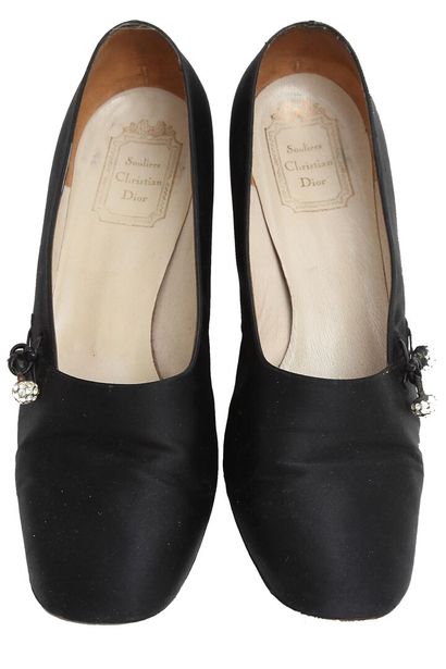 DIOR Une paire de chaussures en satin noir, milieu des année 1960,

A pair of Christian...