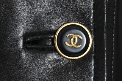 CHANEL Veste croisée en cuir agneau noir de Chanel, automne-hiver 1995-96,

A Chanel...