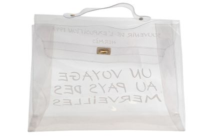 HERMES Un sac vinyle transparent Hermès souvenir de l'exposition du sac Kelly, 1997,

An...