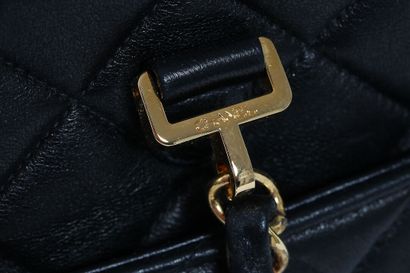 CHANEL Un sac à bandoulière Chanel en cuir d'agneau marine matelassé, 1996-97

A...