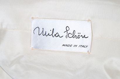 Mila SCHON Une robe de bal argent brodée et manteau en lamé argenté, Mila Schön Couture,...