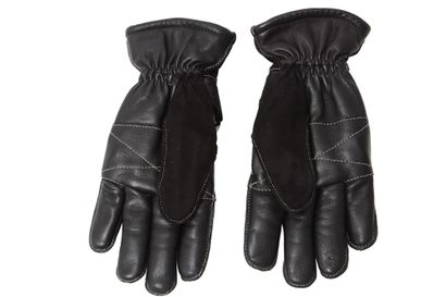 CHANEL Une paire de gants de ski Chanel en cuir agneau noir matelassé, moderne

A...