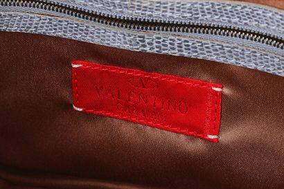 VALENTINO Un sac en cachemire tricoté Valentino et une écharpe assortie, travail...
