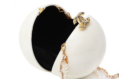 CHANEL Sac fantaisie en forme de perle en perspex, cadeau VIP de Chanel, 2016

A...
