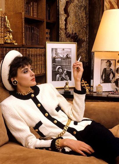 CHANEL Un tailleur Chanel couture en tweed ivoire et marine, automne-hiver, 1984-85,...