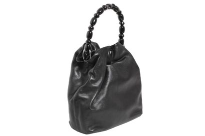 DIOR Un sac à main Dior en cuir noir, années 2000

A Dior black leather handbag,...