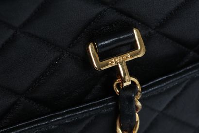 CHANEL Un sac à bandoulière Chanel en cuir agneau noir matelassé, 1996-97

A Chanel...