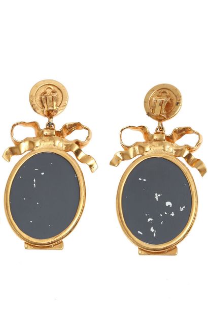 CHANEL Une paire de pendants d'oreilles en miroir de Chanel, années 1980,



A pair...