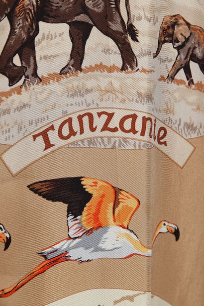 HERMES Blouse en soie Hermès avec imprimé " Tanzanie " de Robert Dallet, années 1970-80

An...