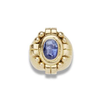 null Retro sapphire ring



Of cambered form with decoration of godrons and balls,...