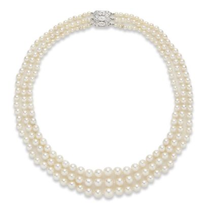 Collier perles fines et diamants, par Chaumet A trois rangs de perles fines en chute...