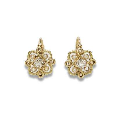 null Pair of gold sleepers



In 18K (750) yellow gold set with pearl seeds and a...