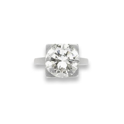 null Bague diamant



Sertie d'un diamant taille brillant pesant 4,98 carats, la...