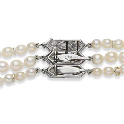 Collier perles fines et diamants, par Chaumet A trois rangs de perles fines en chute...