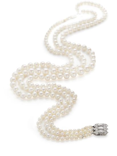 Collier perles fines et diamants, par Chaumet A trois rangs de perles fines en chute...