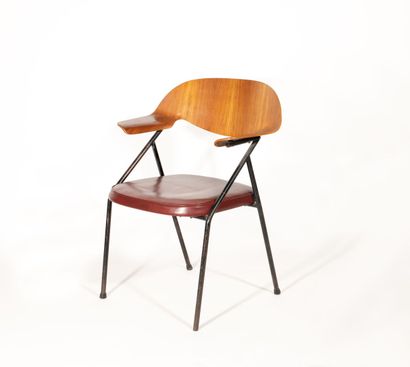 Robin DAY (1915-2010) Armchair, model 675 

Created in 1952

Wooden back, carmine...