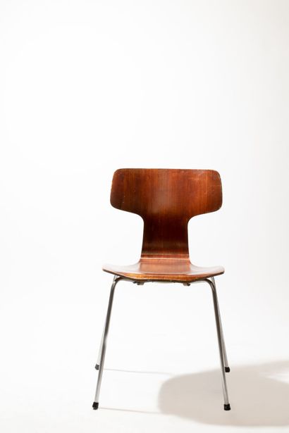 Arne JACOBSEN (1902-1971) Chaise, modèle Marteau n°3103

Création 1963

Assise bois,...