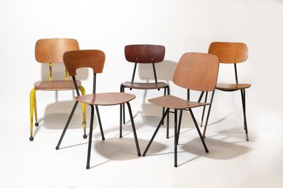 Suite de cinq chaises Assises bois et piètements métal

Dont une chaise, modèle Libellule...