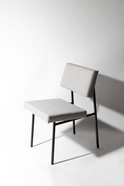 Gérard GUERMONPREZ (XXème) Suite of 8 chairs, model 1901

Circa 1950

Grey fabric...