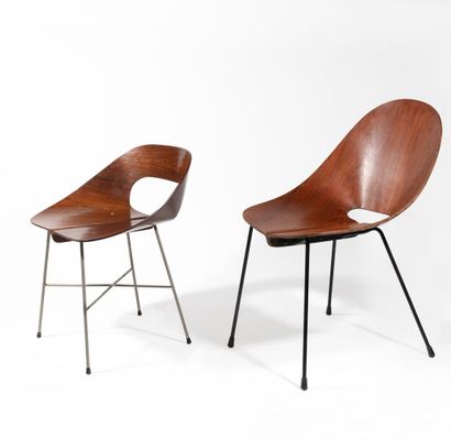 Lot de deux chaises : Assise en bois, piètement métal

62 x 52 x 45 cm

80 x 47 x...