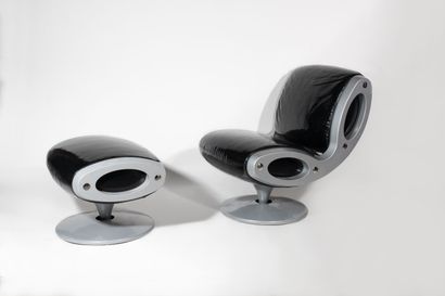 Marc NEWSON (né en 1963) Armchair and footrest, Gluon model

Created in 1993

Grey...