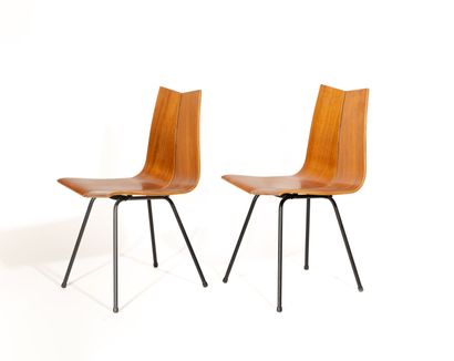 HANS BELLMANN (1911-1990) Paire de chaises, modèle GA

1955

Assise bois, piètement...