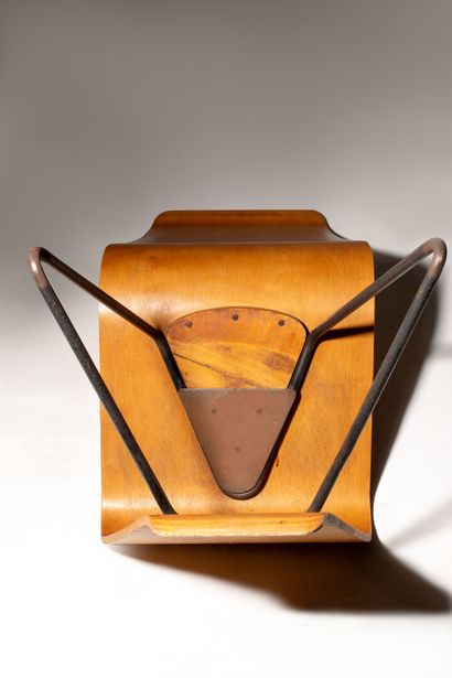 André BLOC (1896-1966) Chaise, modèle Bellevue

Circa 1951

Structure en orme contreplaqué,...