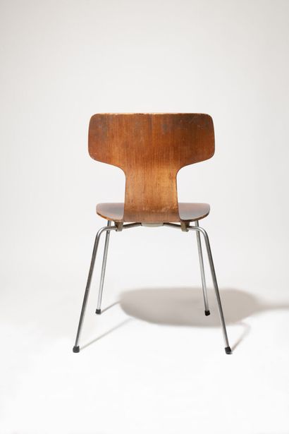 Arne JACOBSEN (1902-1971) Chaise, modèle Marteau n°3103

Création 1963

Assise bois,...