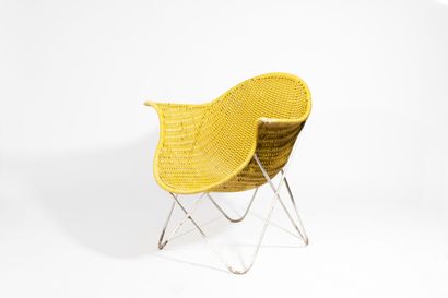 Fauteuil corbeille de jardin Yellow stained rattan, white lacquered metal base

74.5...