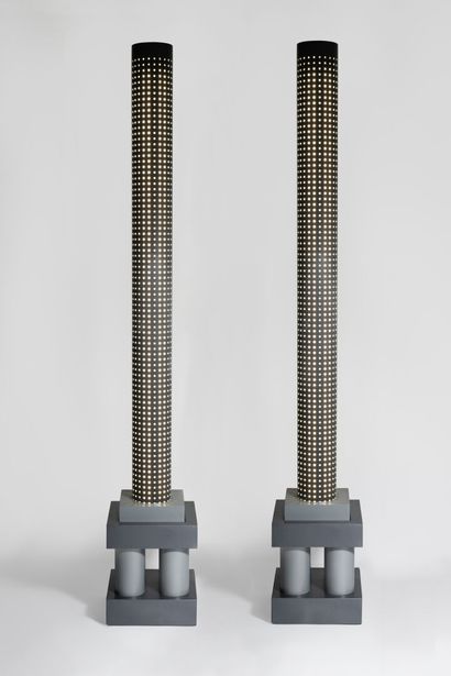 Matteo Thun (né en 1952) Paire de lampadaires, modèle Chicago Tribune

Création 1984



Métal...