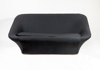 Pierre PAULIN (1927-2009) Canapé Mushroom, modèle C565

Garniture de jersey noir

66,5...