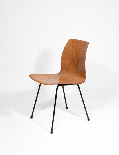 PAGHOLZ (Manufacture Allemande) Stacking chair

Wooden seat, black lacquered metal...