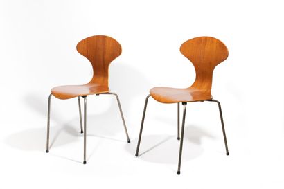 Travail SUÉDOIS Paire de chaises de style fourmi

Assise bois, piètement métal chromé

Estampille...