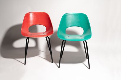Pierre GUARICHE (1926-1995) Deux chaises, modèle Tulipe

Création 1954

Résine polyester...