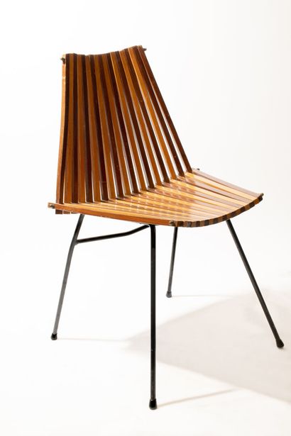 TRAVAIL NEERLANDAIS Chair with slats

Circa 1960

Two-tone wooden slats, metal base

Rohé...