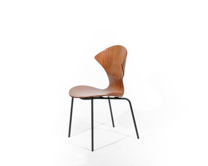 GENEVIÈVE DANGLES (NÉE EN 1929) Chaise, modèle 18

Création 1957

Assise bois, piètement...