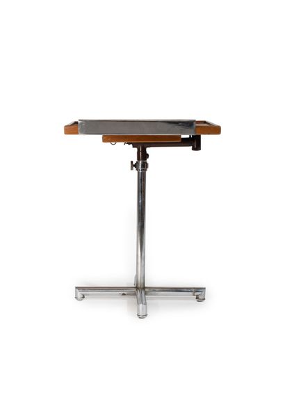 FRANÇOIS CARUELLE System table

Circa 1940



Chromed steel base and double wooden...