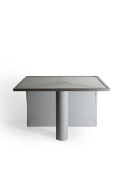 Jean Nouvel (né en 1945) Desk model CLM-BBDO



Glass and grey lacquered metal 



Unifor...