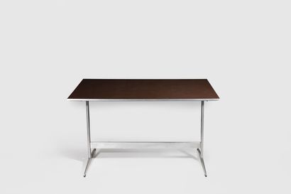 Arne JACOBSEN (1902-1971) Rectangular table

Created in 1958

Aluminium legs, brown...