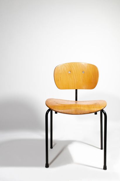 EGON EIERMANN (1904-1970) Chair, model SE 68

Creation 1951

Wooden seat and back,...